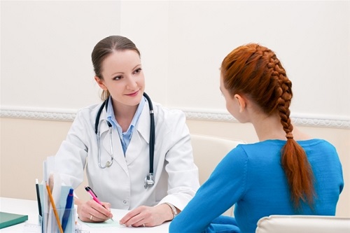 Khi có những dấu hiệu bất thường chị em phụ nữ nên đến các cơ sở y tế thăm khám và điều trị