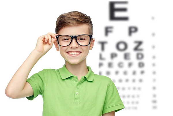 Đưa trẻ đến bác sĩ mắt để kiểm tra thường xuyên, phòng tránh cận thị