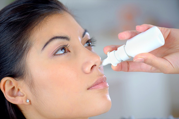 Điều trị viêm xoang bằng cách rửa mũi với dung dịch muối sinh lý