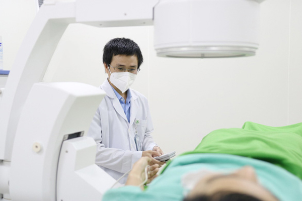 Siêu âm, chụp X-quang, hoặc cắt lớp CT để biết vị trí của sỏi thận