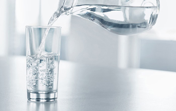 Uống đủ nước giúp giữ ẩm cho niêm mạc hô hấp, hỗ trợ điều trị viêm phế quản